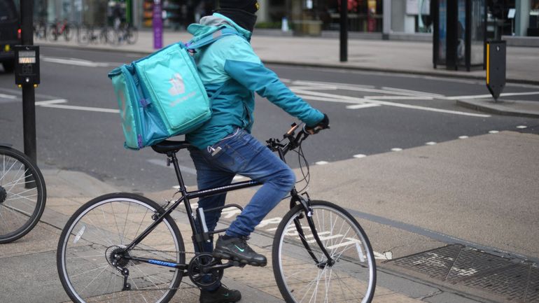 En France, une plainte pour "traite d'êtres humains" contre Deliveroo et Uber Eats