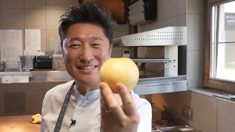 Paul Knott est le chef du restaurant Les Fines Gueules où il dit faire attention au bien-être de son équipe.