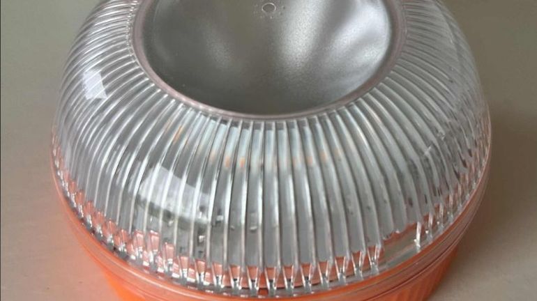 Espagne : 30 millions d’automobilistes forcés d’adopter la nouvelle balise obligatoire Espagne : 30 millions d’automobilistes forcés d’adopter la nouvelle balise obligatoire