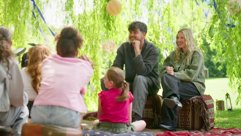 Héléna fait son entrée dans The Voice Kids et offre un moment unique aux talents Héléna fait son entrée dans The Voice Kids et offre un moment unique aux talents