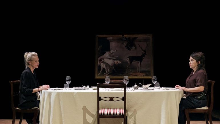 Du côté de chez elle(s) : une amitié sculptée sur scène au Théâtre National