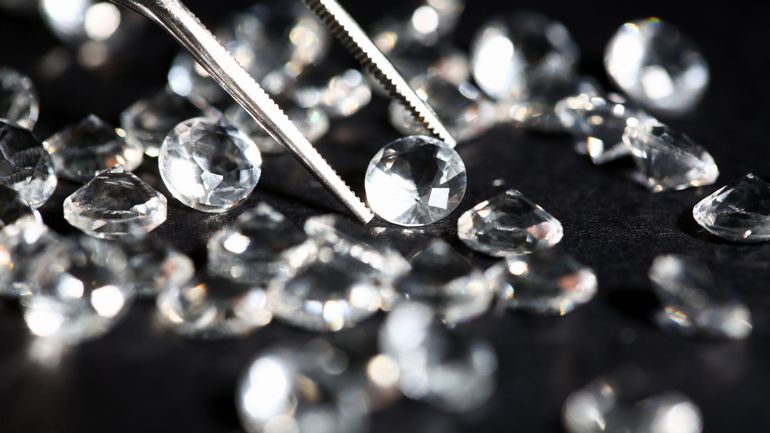 Anvers, capitale du diamant résiste, mais perd des plumes face à Dubaï et à cause des diamants synthétiques et de l'embargo sur les diamants russes