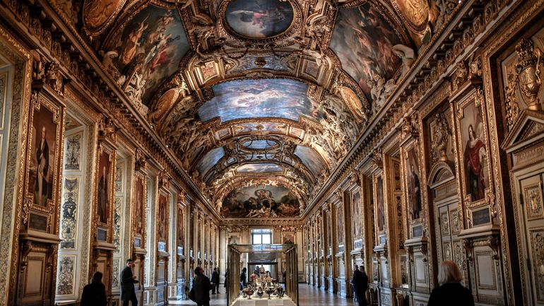 Vol des bijoux du Louvre : le musée reste fermé ce lundi, la traque est lancée, la sécurité des musées français en débat
