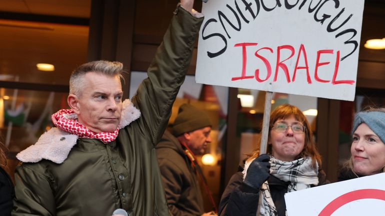 L’actu culturelle de la semaine : une affiche engagée de Magritte, le boycott de l’Eurovision et le rachat de Warner