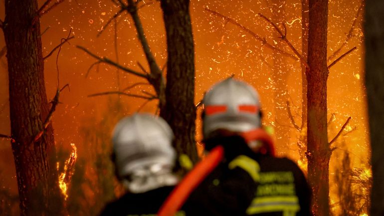 La revue de presse : face aux incendies ravageurs, la colère gronde