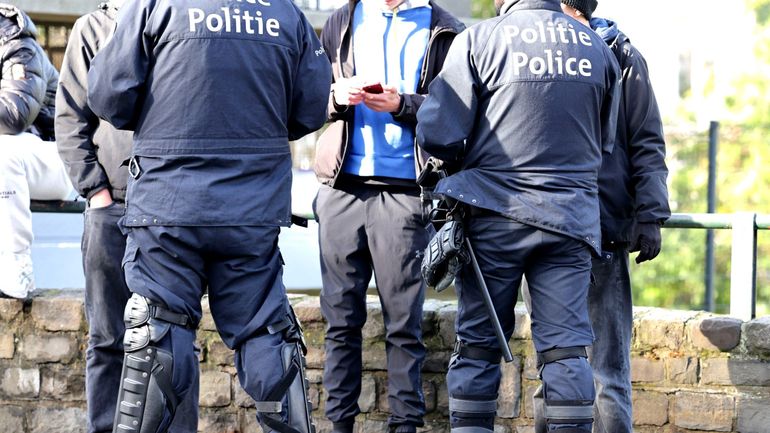 Manifestations étudiantes : la police a-t-elle le droit de confisquer des masques ou du sérum physiologique ?