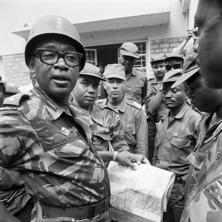 Mobutu Sese Seko visite l'armée zairoise dans la province du Shaba en avril 1977, Zaïre. 