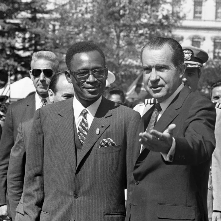 4 août 1970 - Washington, D.C. - Le président congolais Joseph Désiré Mobutu arrive à la Maison Blanche pour une visite officielle et est accueilli par le président Nixon sur la pelouse sud comme le «jeune dirigeant d'un jeune pays».