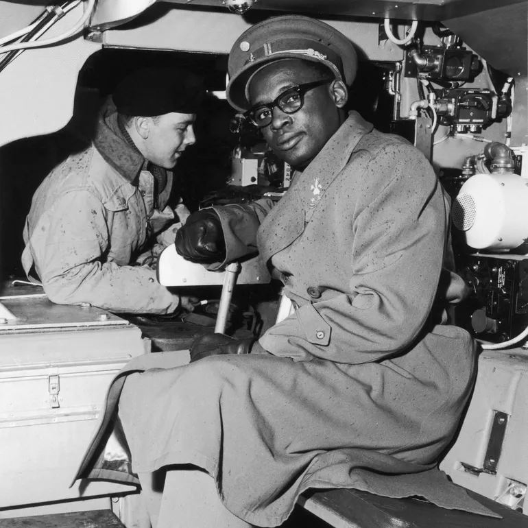 Avril 1964 : Le général Joseph Mobutu, commandant en chef de l’armée nationale congolaise, examine l’intérieur d’un véhicule blindé lors d’une visite d’une école d’infanterie militaire en Angleterre.