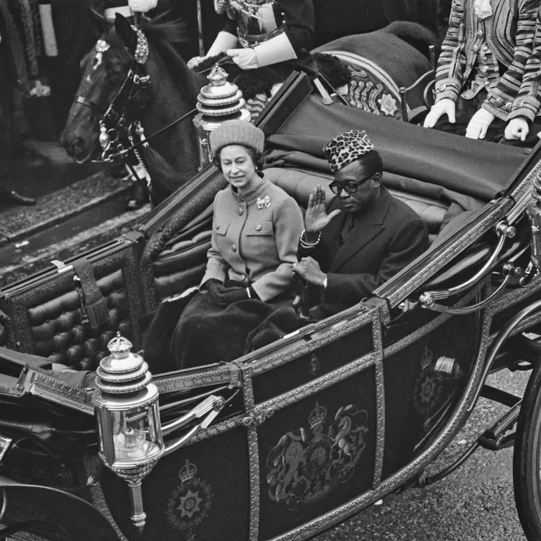 Mobutu Sese Seko (1930-1997), président du Zaïre, en calèche avec la reine Élisabeth II lors d'une visite officielle à Londres, au Royaume-Uni, le 11 décembre 1973.