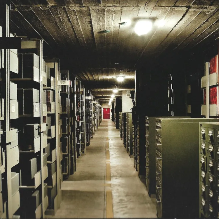 Quelque part dans les 85 km de rayonnage des archives du Vatican.