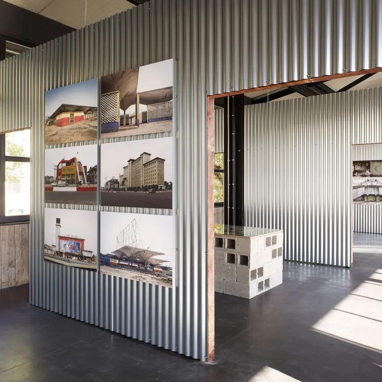 Vue de l’exposition dans la scénographie des architectes de Traumnovelle