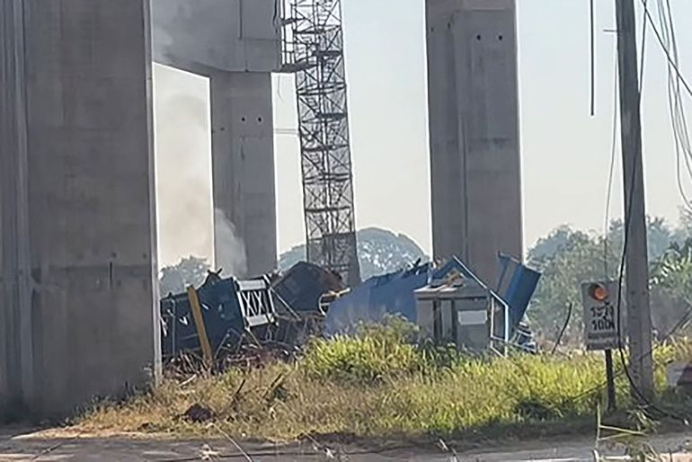 Cette capture d’écran tirée d’une vidéo fournie par UGC, gracieusement mise à disposition par l’utilisateur Facebook Smith Mikle, prise et diffusée le 14 janvier 2026, montre l’épave d’un train qui a déraillé après l’effondrement d’une grue de chantier da