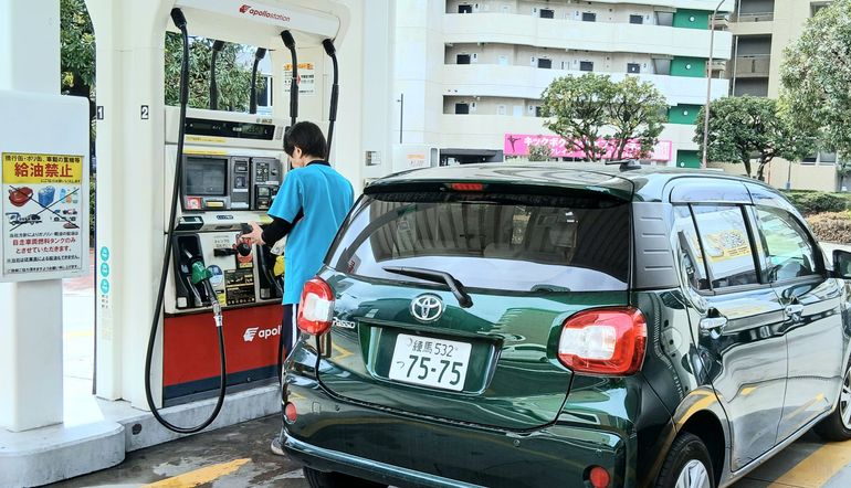Depuis le blocage du détroit d’Ormuz, le 28 février, les prix à la pompe flambent au Japon car 70 % des produits pétroliers qu’il importe du Moyen-Orient transitent par cette voie de navigation.