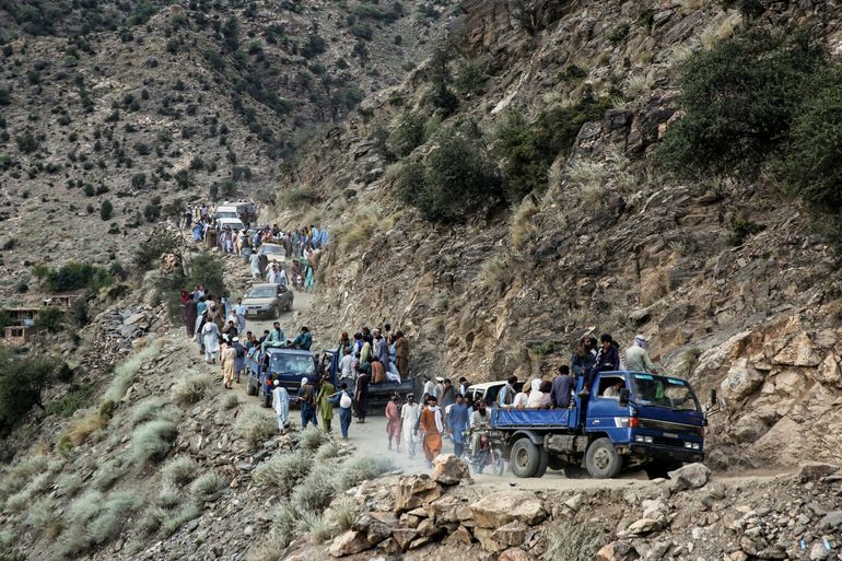 Afganos se desplazan por la ladera de una colina tras un terremoto en el distrito de Nurgal, provincia de Kunar, el 3 de septiembre de 2025. Había muchas esperanzas de encontrar supervivientes entre los escombros de las casas devastadas por el potente terremoto.