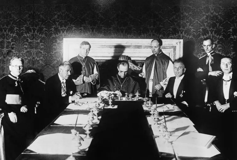 25 juillet 1933, Cité du Vatican : le cardinal Pacelli signe le Concordat en présence du vice-chancelier du Reich, Franz von Papen (à sa droite).