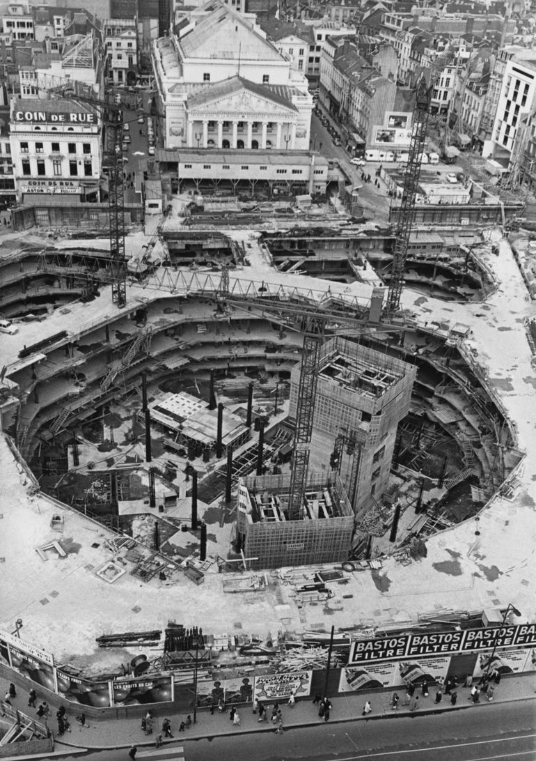 Construction des fondations de la station de trams De Brouckère devant l’Opéra de La Monnaie en 1968