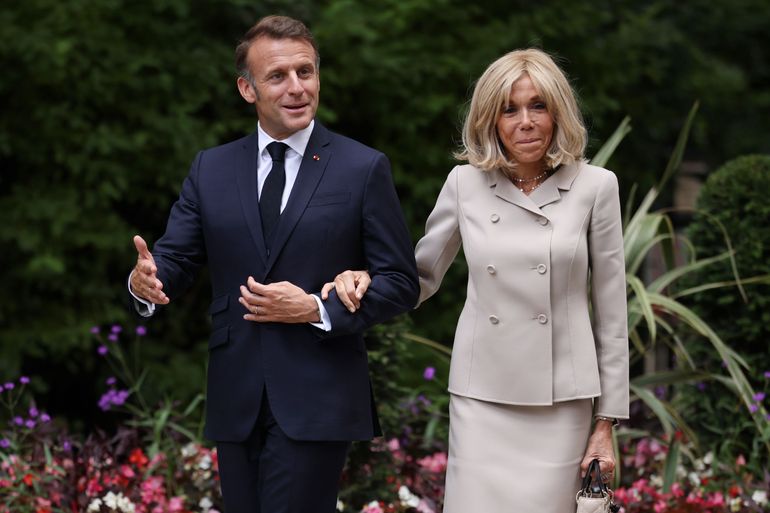 Le président français Emmanuel Macron et son épouse Brigitte Macron arrivent à Downing Street le 9 juillet 2025 à Londres. Leur visite au Royaume-Uni est la première visite d'État de la France depuis 17 ans.
