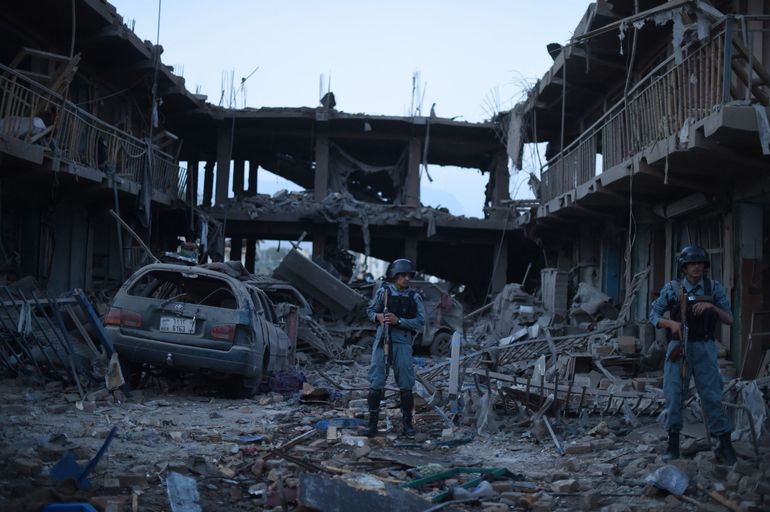 Policías afganos vigilan un mercado destruido por un potente camión bomba en Kabul el 7 de agosto de 2015. Un potente camión bomba mató al menos a siete personas e hirió a más de 100, según informaron las autoridades. Fue el primer ataque.