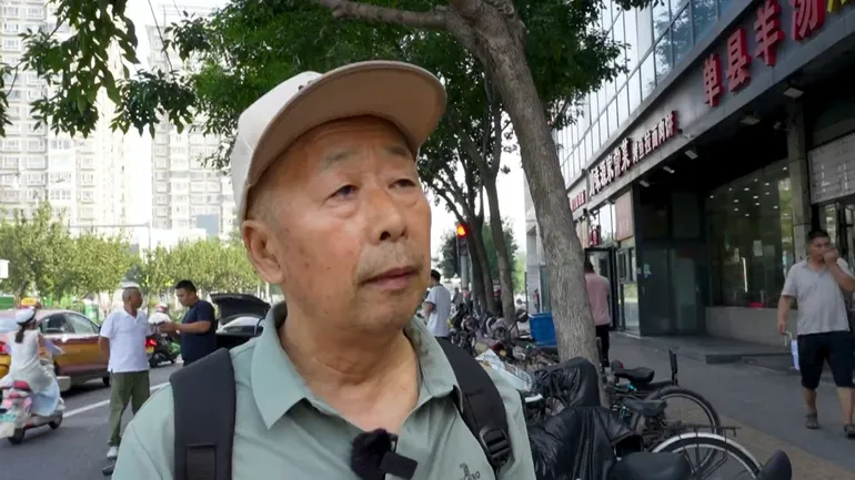 Jiang Hui représente les familles chinoises.  Sa mère était dans l'avion disparu de la Malaysia Airlines.