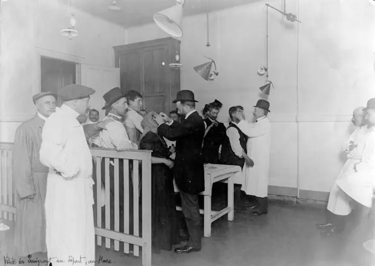 Visite médicale des émigrants au Havre (aujourd’hui en Seine-Maritime), avant l’embarquement, le 18 septembre 1909.