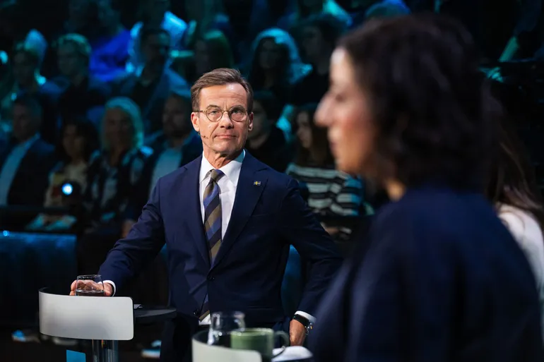 Le Premier ministre suédois et chef du Parti modéré, Ulf Kristersson, participe à un débat électoral télévisé organisé par TV4 à Stockholm, en Suède, le 10 septembre 2026, trois jours avant les élections législatives du pays.
