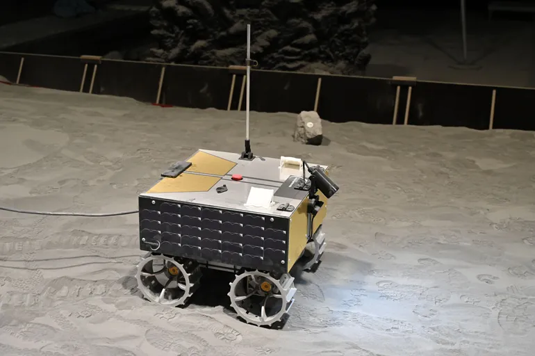 LUVMI-M. Le rover assurera le transport, l’alimentation électrique, les communications et le déplacement d'expériences sur le sol lunaire.