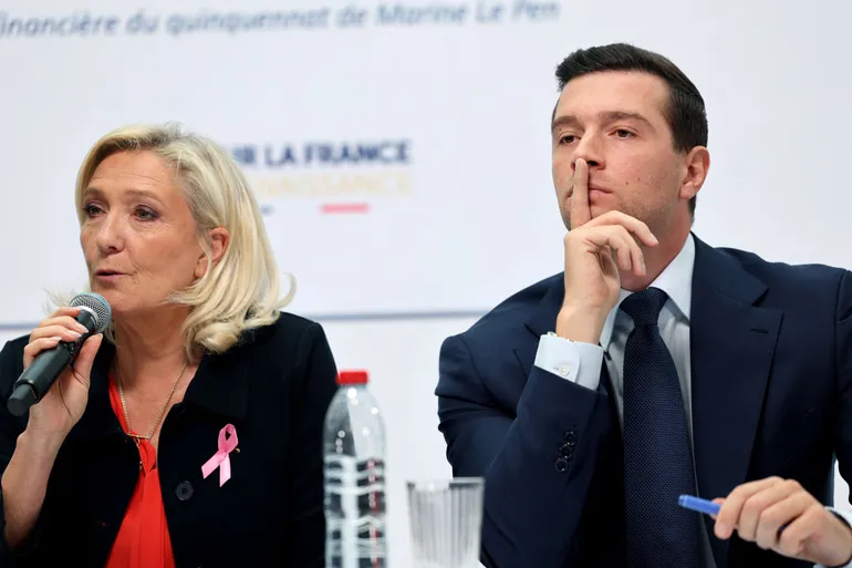 Marie Le Pen et Jordan Bardella lors de la présentation du projet de budget 2027-2032 le 6 octobre 2027