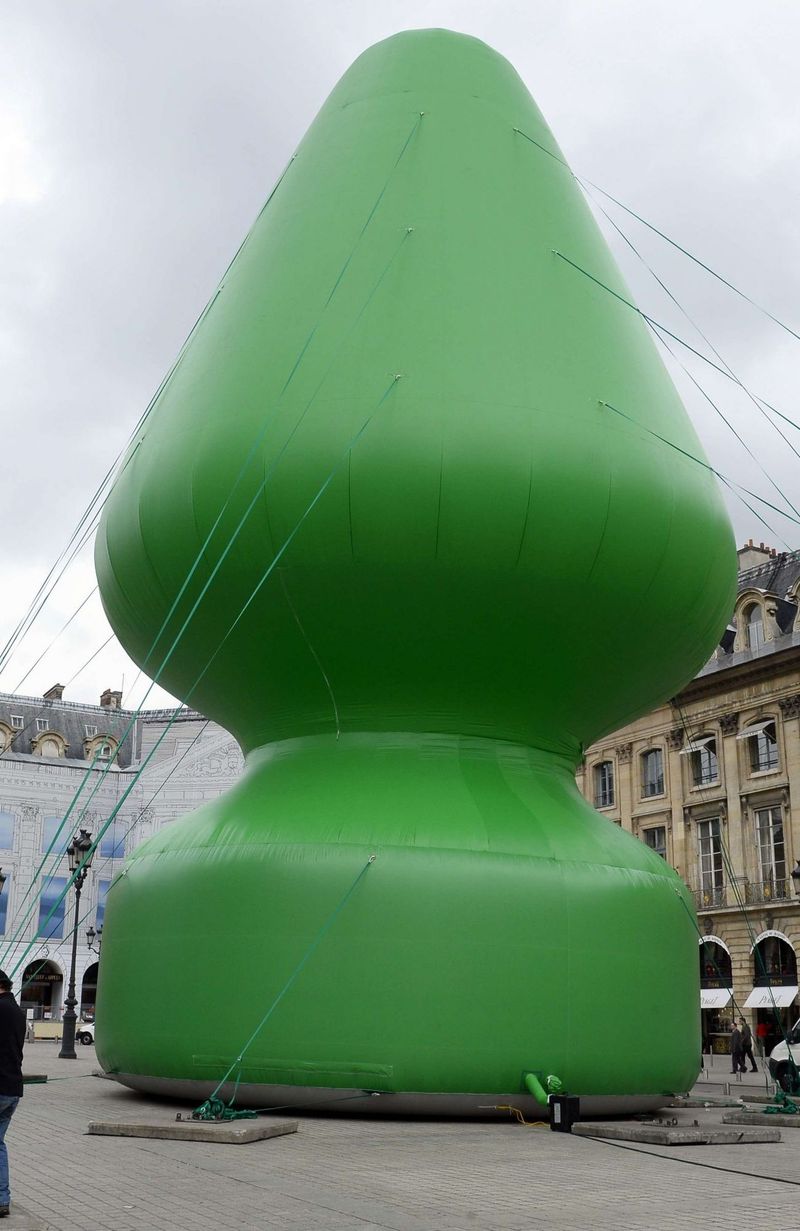 A Paris, l'oeuvre 'en forme de plug anal' qui drange a t vandalise -  RTBF Actus