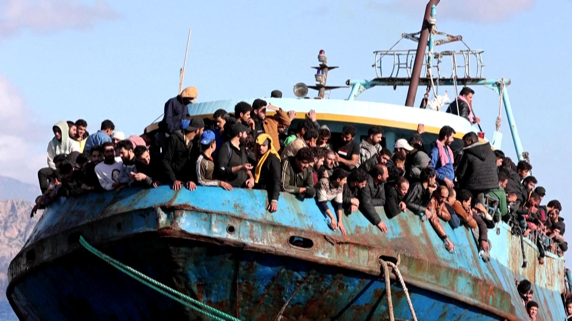 Grèce : Des centaines de migrants dans un port après une opération de ...