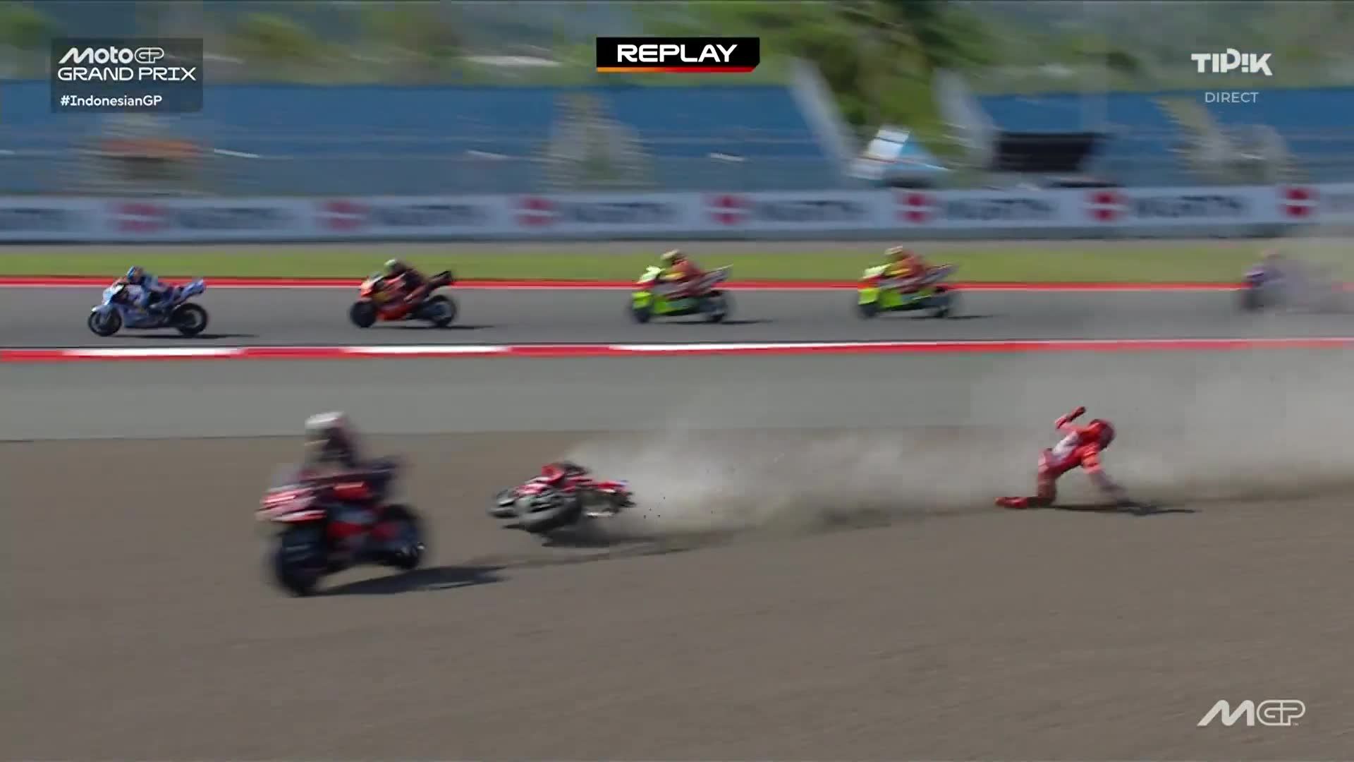 La chute de Marc Marquez dès le 1er tour - MotoGP Indonésie - Auvio