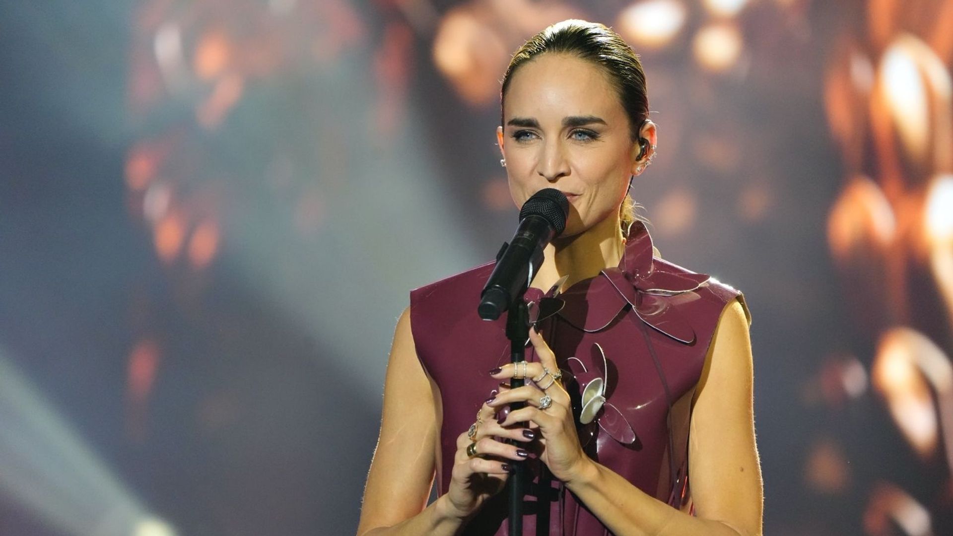 typh-barrow-chante-close-to-me-sur-le-plateau-de-cap48-cap48-auvio