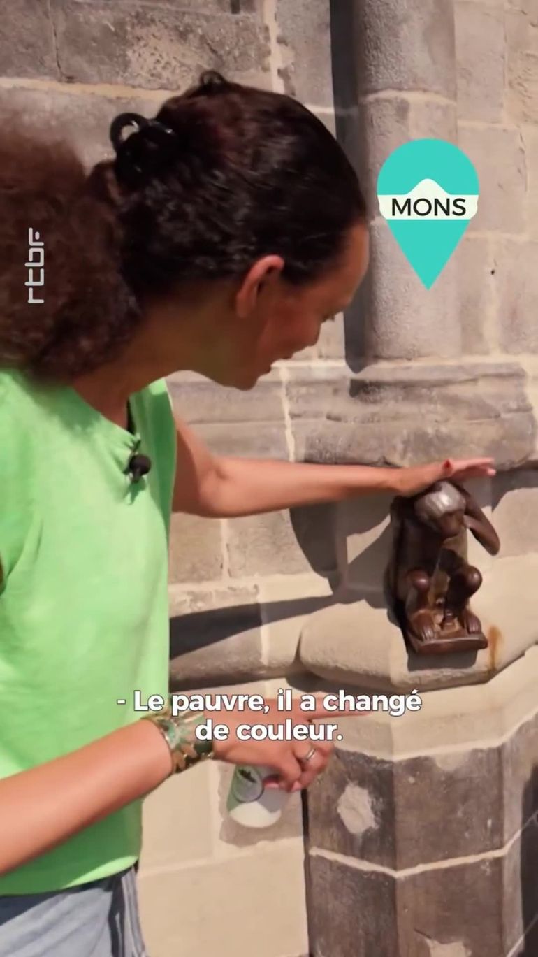 Caresser un singe pour attirer la chance