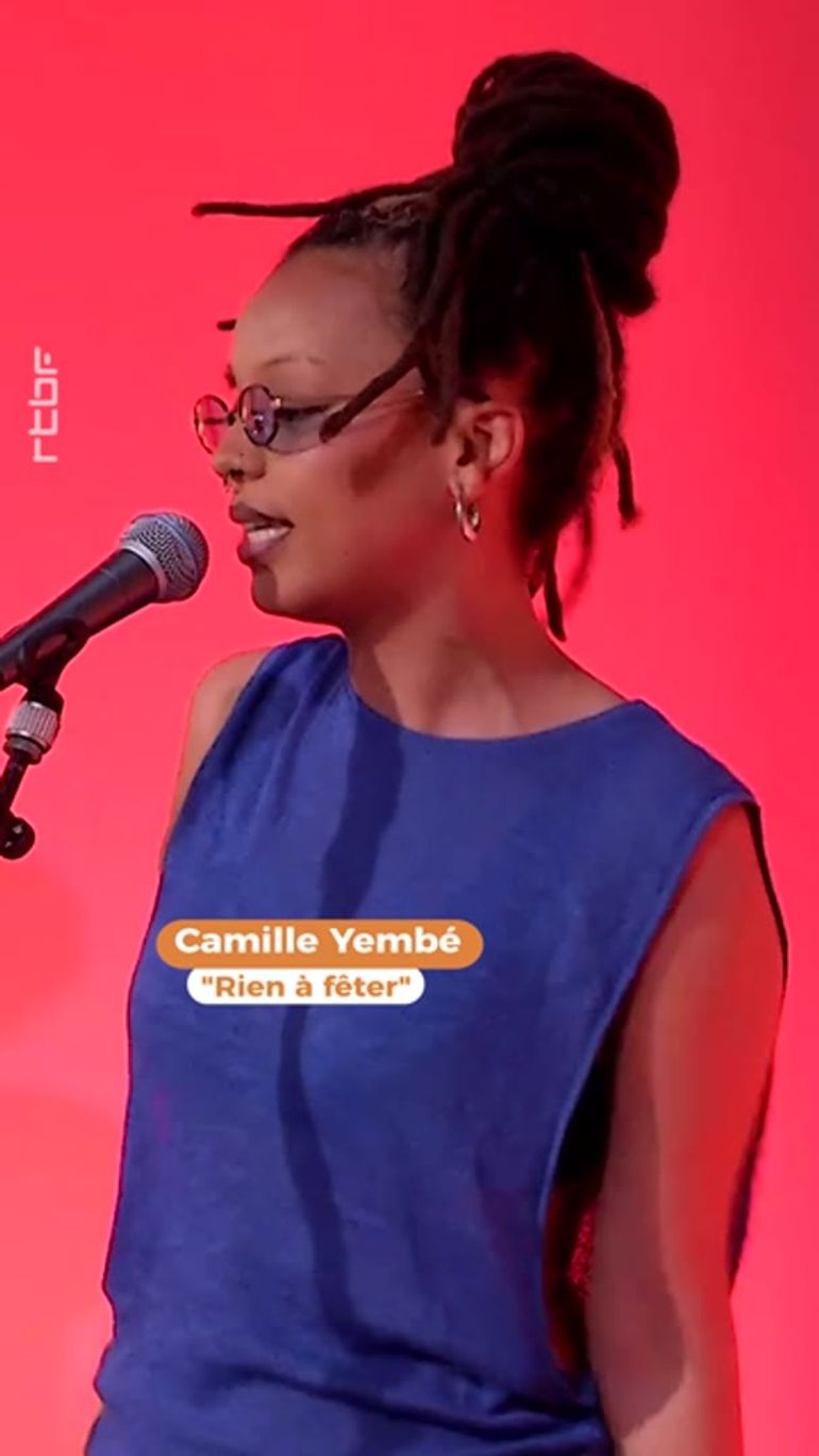 Camille Yembe chante en live dans le 8/9